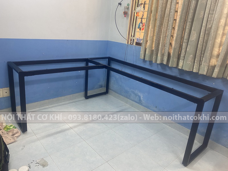 bàn chữ L chân sắt